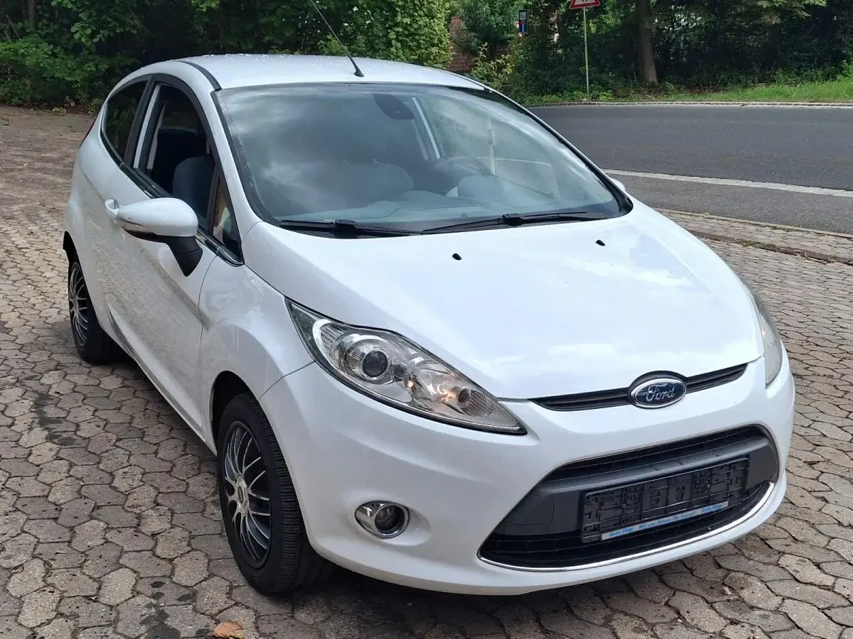 Gebraucht Ford Fiesta Titanium 82 PS (60 kW) 2010 Silber Limousine