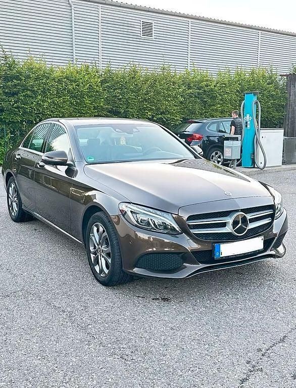 Braun Gebraucht 2017 Mercedes C250 Limousine | 25.800 € - Bild 1/4