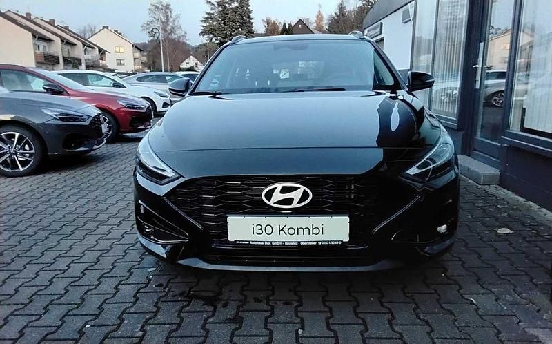 Neu Hyundai i30 101 PS (74 kW) 2025 Schwarz Kombi