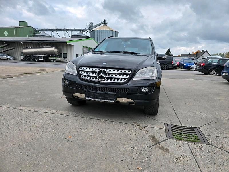 Schwarz Gebraucht 2006 Mercedes ML320 SUV | 5.100 € - Bild 1/4