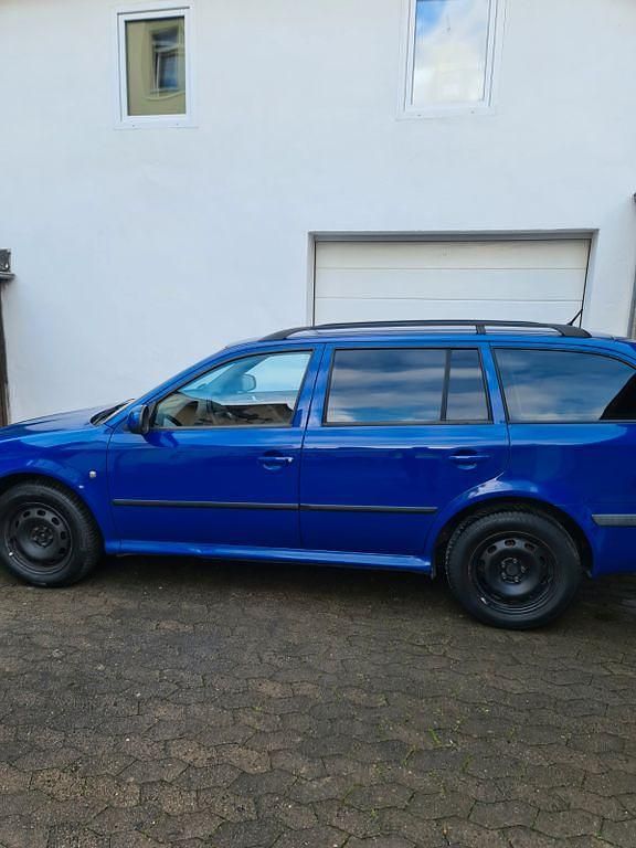 Blau Gebraucht 2010 Skoda Octavia Tour Kombi | 3.555 € (Guter Preis) - Bild 1/4