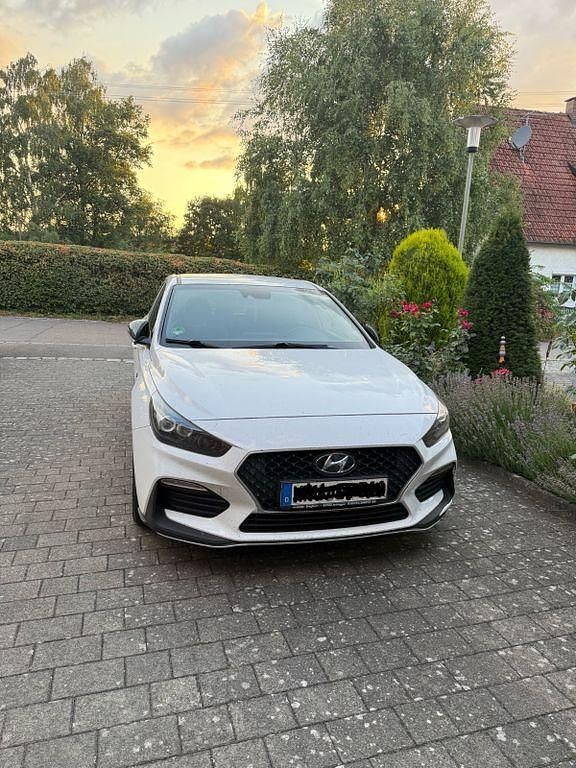 Weiß Gebraucht 2019 Hyundai i30 N Line Limousine | 17.500 € (Etwas zu teuer) - Bild 1/4