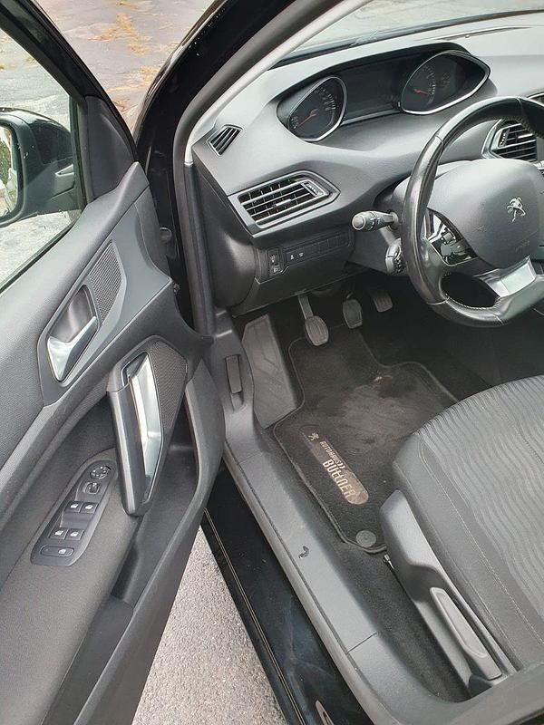 Gebraucht Peugeot 308 Access 110 PS (80 kW) 2016 Schwarz Kombi