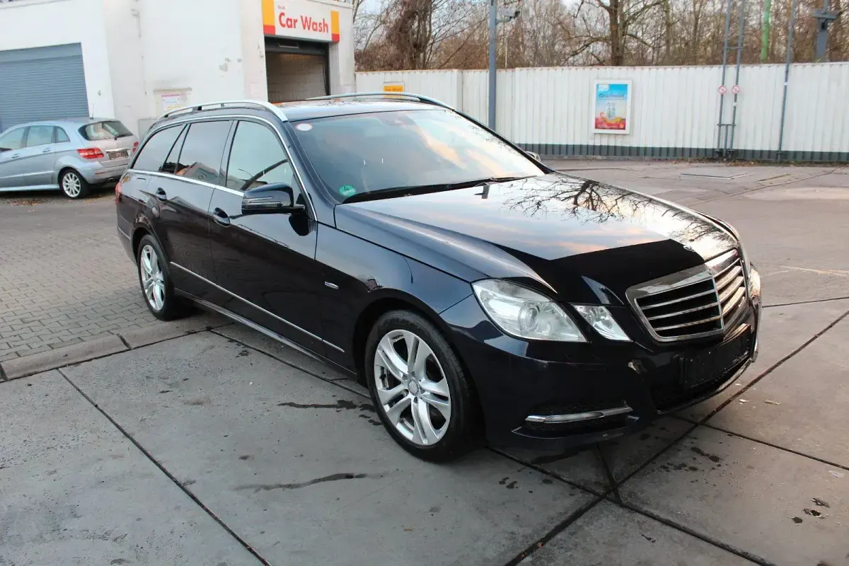Gebraucht Mercedes E250 204 PS (150 kW) 2011 Blau Kombi