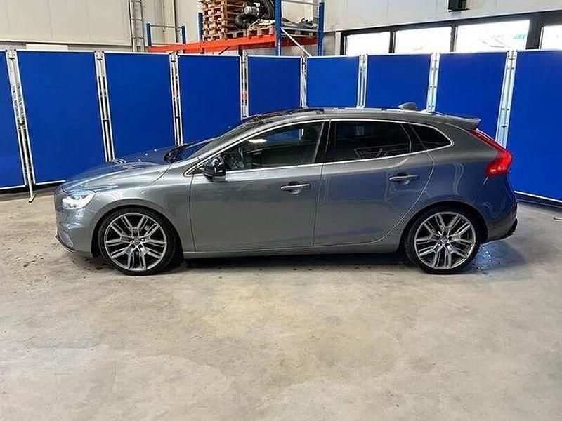 Gebraucht Volvo V40 Momentum 190 PS (139 kW) 2018 Osmium grey / metallic Kombi