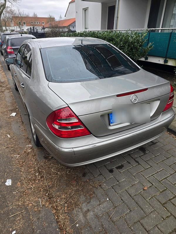 Gold Gebraucht 2003 Mercedes E220 Limousine | 2.700 € (Guter Preis) - Bild 1/4