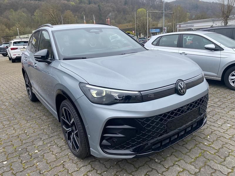Neu VW Tiguan R-line 150 PS (110 kW) 2026 Oyster silver metallic SUV