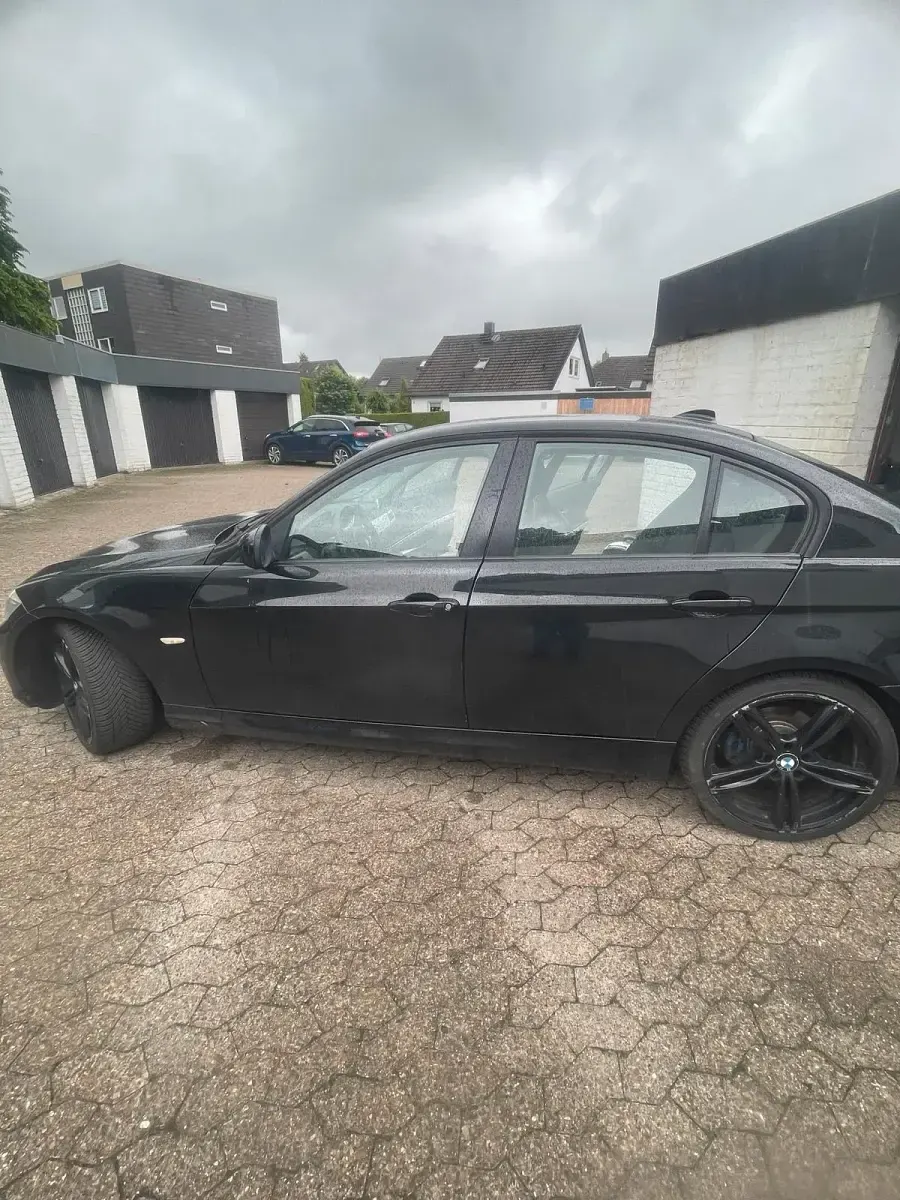 Gebraucht BMW 320 184 PS (135 kW) 2011 Schwarz Limousine