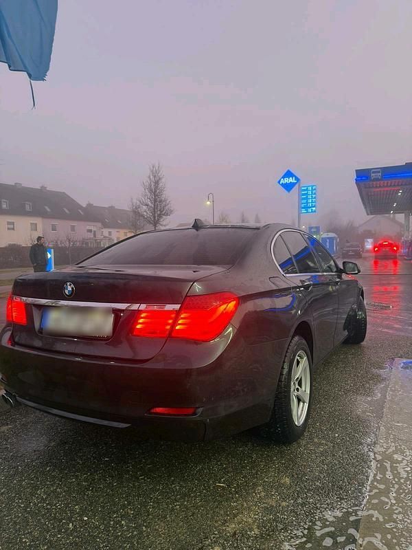 Grau Gebraucht 2010 BMW 730 Limousine | 8.200 € - Bild 1/4
