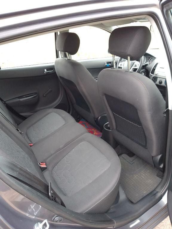 Grau Gebraucht 2011 Hyundai i20 Active Limousine | 3.500 € (Superpreis) - Bild 1/4
