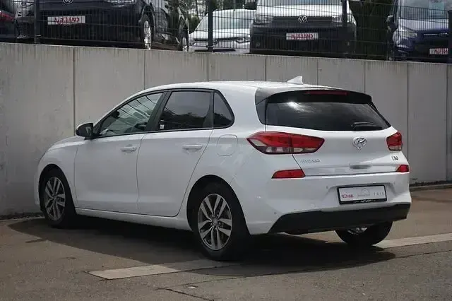 Gebraucht Hyundai i30 Trend 99 PS (72 kW) 2019 Weiß Limousine