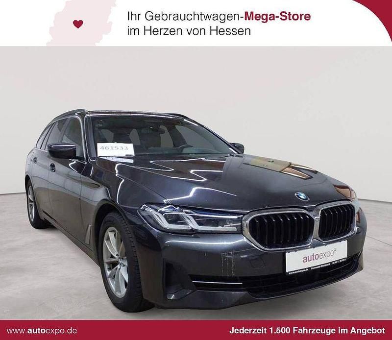 Grau Gebraucht 2022 BMW 520 Sport Line Kombi | 23.989 € (Fairer Preis) - Bild 1/4