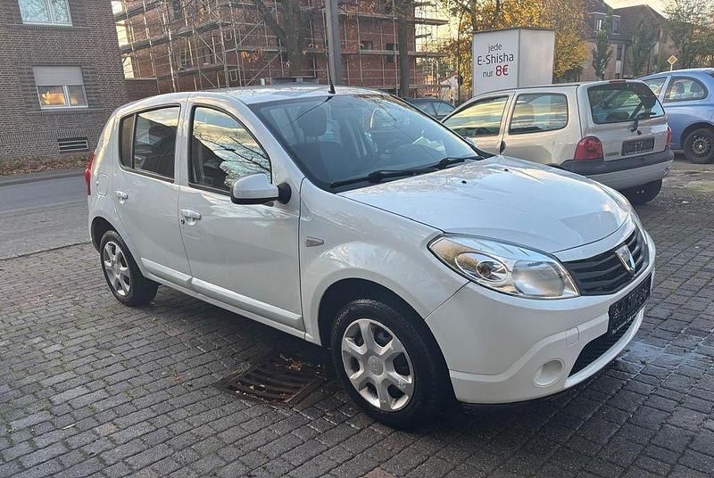 Weiß Gebraucht 2011 Dacia Sandero Lauréate Limousine | 2.395 € - Bild 1/4