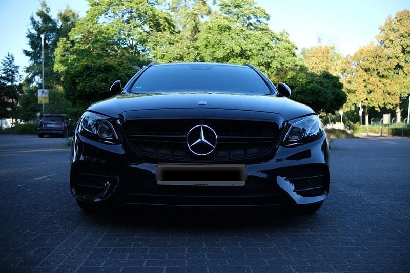 Schwarz Gebraucht 2017 Mercedes E400 AMG line Kombi | 31.900 € (Guter Preis) - Bild 1/4