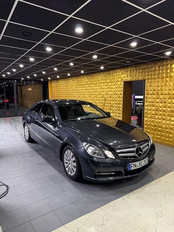 Grau Gebraucht 2012 Mercedes E200 Elegance Coupé | 12.700 € (Fairer Preis) - Bild 1/4