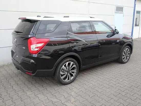 Gebraucht SsangYong Tivoli 163 PS (119 kW) 2021 Space black 2tone (met) SUV
