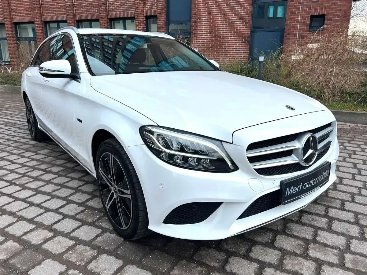 Używany Mercedes C300e 194 KM (142 kW) 2020 Biały Kombi