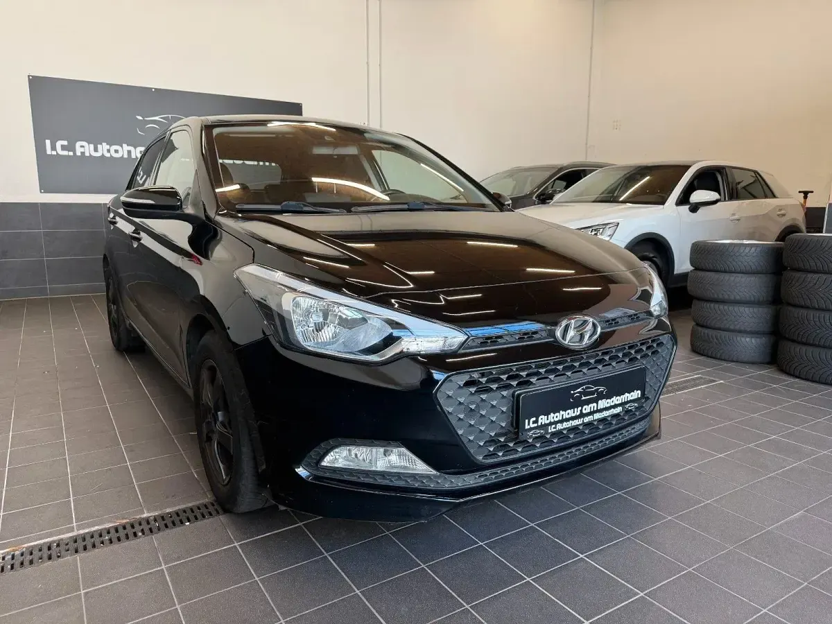 Gebraucht Hyundai i20 Trend 101 PS (74 kW) 2017 Schwarz Kleinwagen