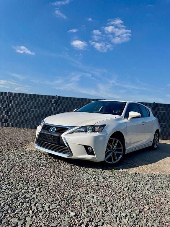 Weiß Gebraucht 2017 Lexus CT200h Executive Line Limousine | 11.900 € (Guter Preis) - Bild 1/4