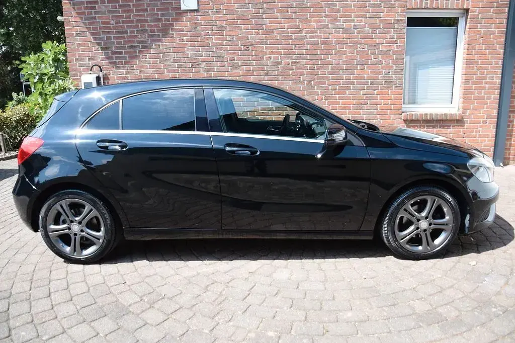 Gebraucht Mercedes A180 109 PS (80 kW) 2014 Schwarz Kleinwagen
