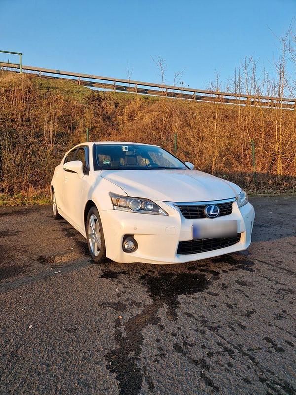 Gebraucht Lexus CT200h 136 PS (100 kW) 2011 Weiß Kleinwagen