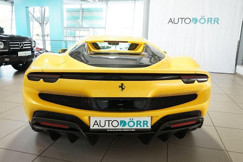 Gebraucht Ferrari 296 829 PS (609 kW) 2024 Giallo triplo strato Cabrio