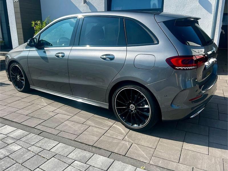 Gebraucht Mercedes B220 AMG line 190 PS (139 kW) 2019 Grau Van / Kleinbus