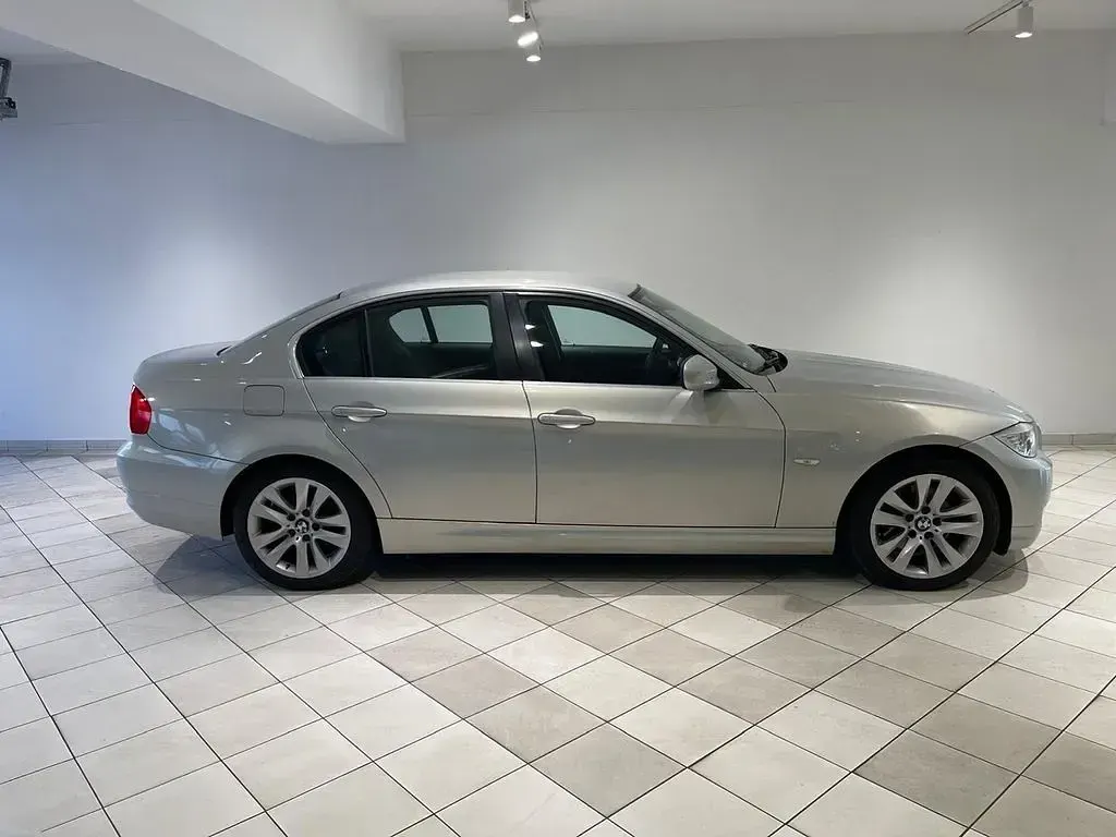 Gebraucht BMW 320 184 PS (135 kW) 2011 Grau Limousine