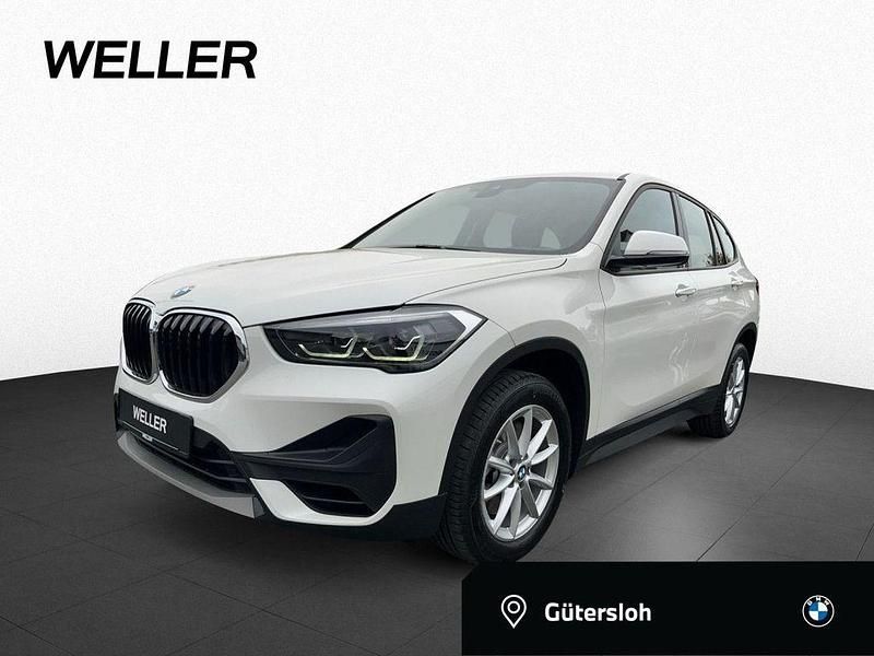 Alpinweiss iii (weiß) Gebraucht 2021 BMW X1 Advantage SUV | 26.850 € (Fairer Preis) - Bild 1/4