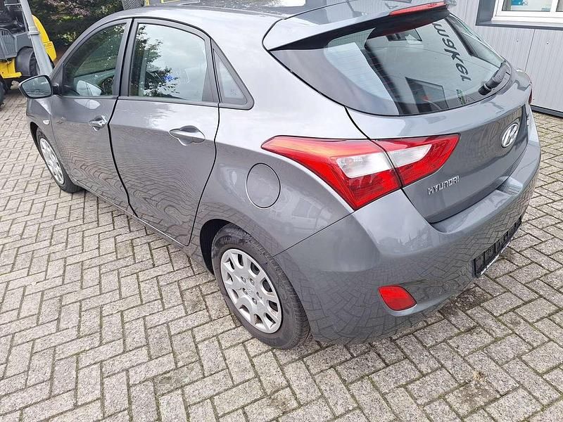 Gebraucht Hyundai i30 Advantage 99 PS (72 kW) 2013 Grau Limousine