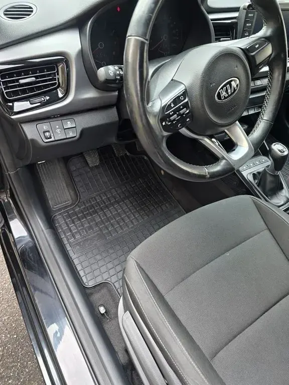 Gebraucht Kia Rio DREAM-TEAM Edition 99 PS (72 kW) 2017 Schwarz Limousine