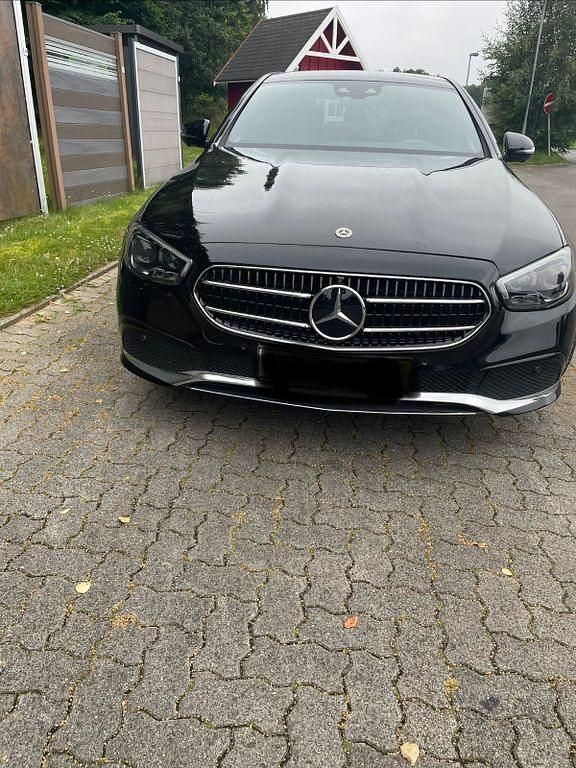Schwarz Gebraucht 2021 Mercedes E220 Limousine | 29.600 € (Guter Preis) - Bild 1/4