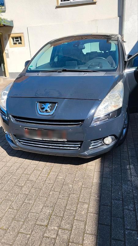 Grau Gebraucht 2011 Peugeot 5008 Van / Kleinbus | 3.500 € (Guter Preis) - Bild 1/4