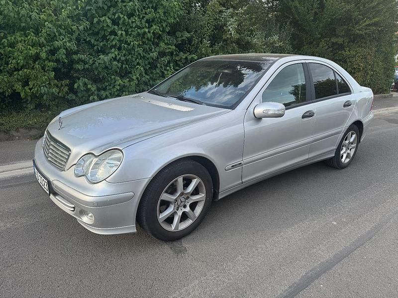 Silber Gebraucht 2004 Mercedes C200 Limousine | 2.950 € (Fairer Preis) - Bild 1/4