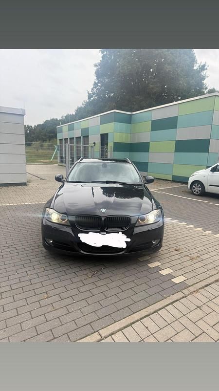 Schwarz Gebraucht 2011 BMW 320 Kombi | 4.799 € (Guter Preis) - Bild 1/4