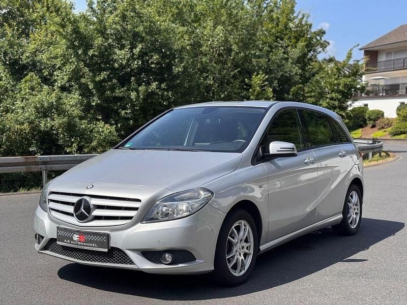 Gebraucht Mercedes B180 122 PS (89 kW) 2012 Silber Van / Kleinbus