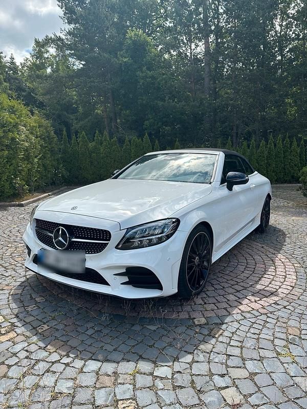 Weiß Gebraucht 2021 Mercedes C180 AMG Cabrio | 35.900 € (Fairer Preis) - Bild 1/4