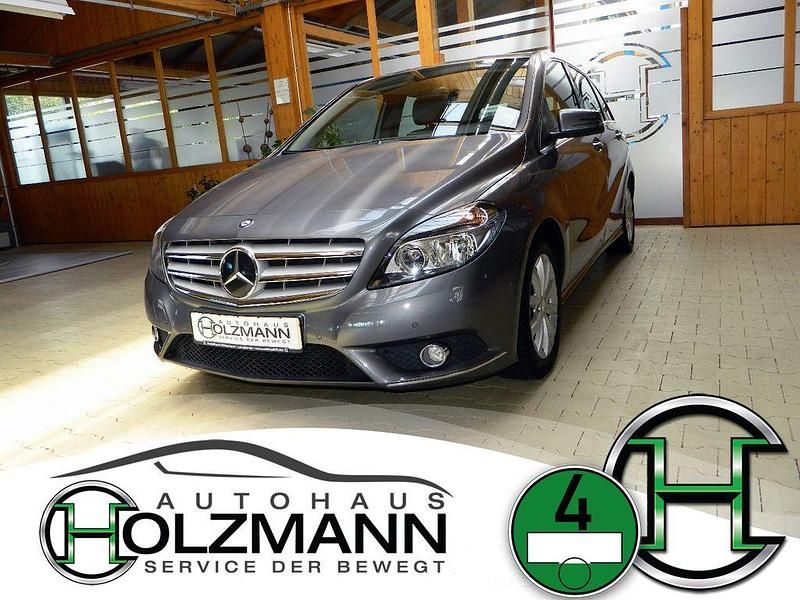 Grau Gebraucht 2014 Mercedes B180 Style Van / Kleinbus | 10.990 € (Fairer Preis) - Bild 1/4