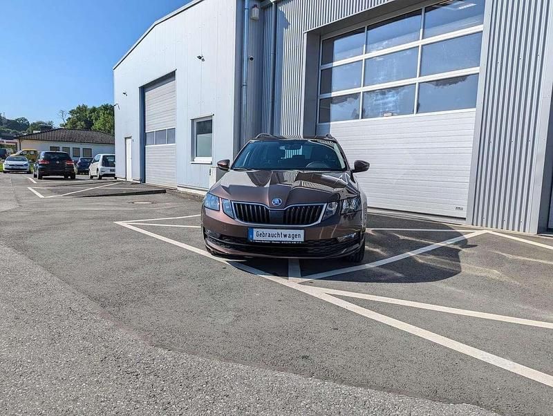 Topazbraun metallic Gebraucht 2017 Skoda Octavia Ambition Kombi | 12.900 € - Bild 1/4