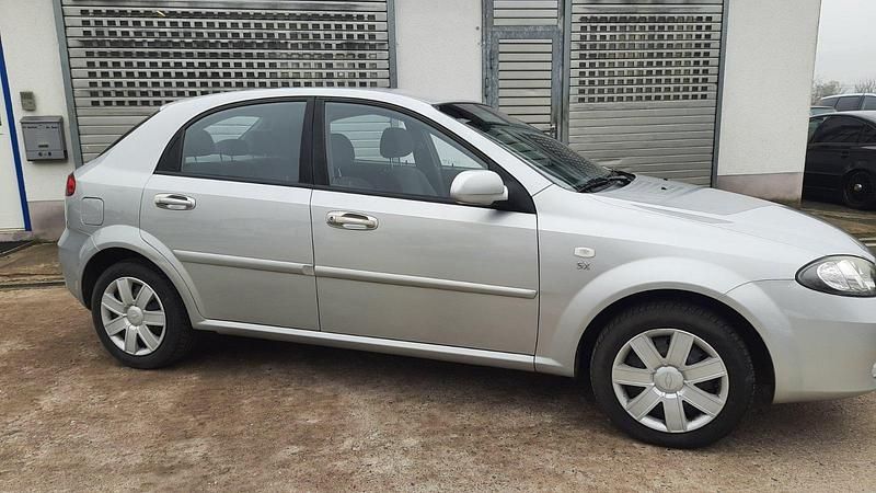 Grau Gebraucht 2006 Chevrolet Lacetti SX Limousine | 3.100 € (Etwas zu teuer) - Bild 1/4