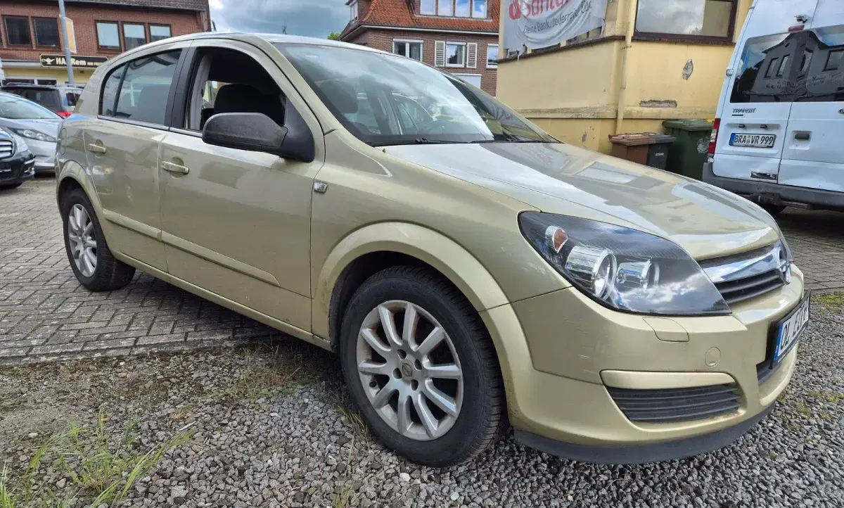 Gebraucht Opel Astra Edition 105 PS (77 kW) 2004 Gold Limousine
