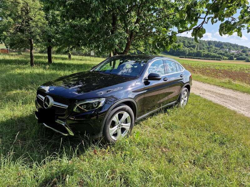 Schwarz Gebraucht 2017 Mercedes GLC250 Edition 1 SUV | 32.500 € (Etwas zu teuer) - Bild 1/4