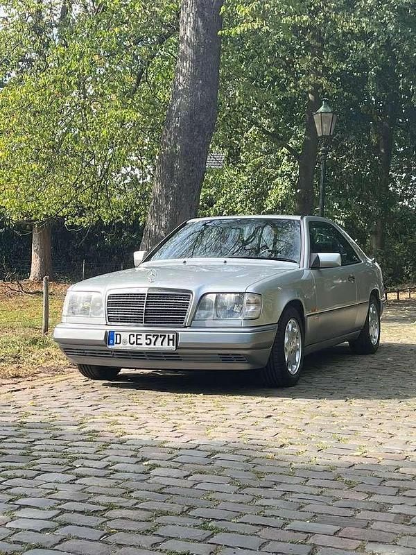 Silber Gebraucht 1994 Mercedes 200 Coupé | 19.500 € - Bild 1/4