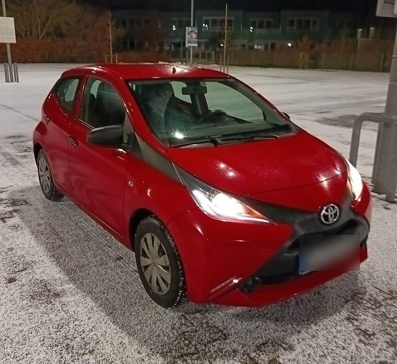 Rot Gebraucht 2018 Toyota Aygo Kleinwagen | 4.900 € (Superpreis) - Bild 1/4