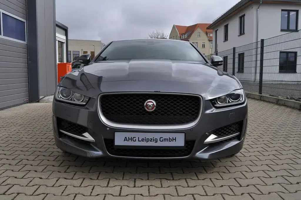 Gebraucht Jaguar XE R-Sport 300 PS (220 kW) 2019 Grau Limousine