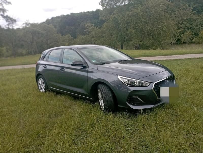 Grau Gebraucht 2020 Hyundai i30 Limousine | 18.000 € (Fairer Preis) - Bild 1/4