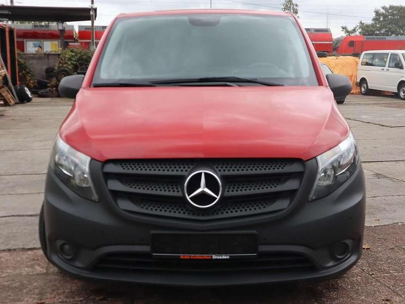 Jupiterrot uni Gebraucht 2018 Mercedes Vito Van / Kleinbus | 14.900 € (Fairer Preis) - Bild 1/4