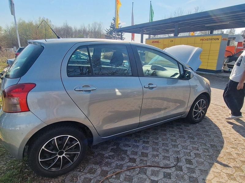 Gebraucht Toyota Yaris 69 PS (50 kW) 2005 Silber Limousine