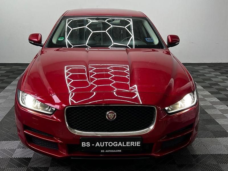 Gebraucht Jaguar XE Pure 163 PS (119 kW) 2018 Rot Limousine