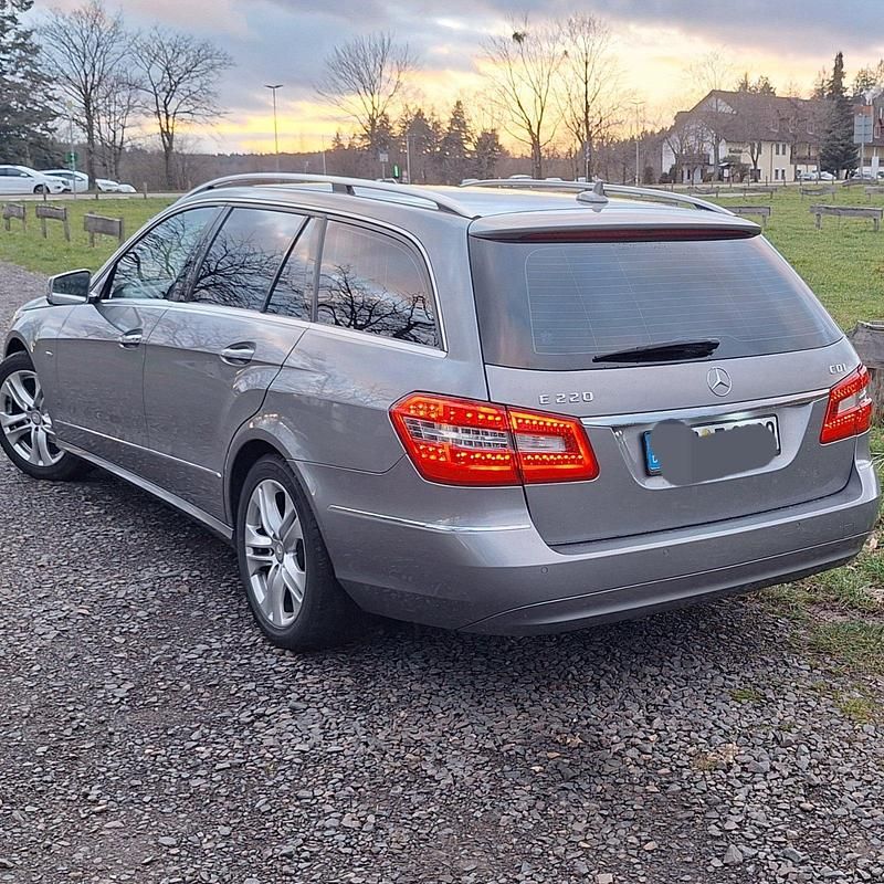 Gebraucht Mercedes E220 180 PS (132 kW) 2010 Grau Kombi